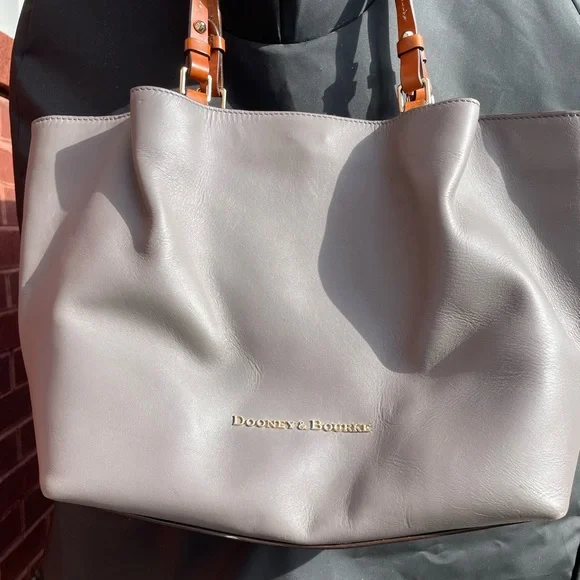 ❤️Dooney and Bourke EUC tote bag. - Picture 9 of 16